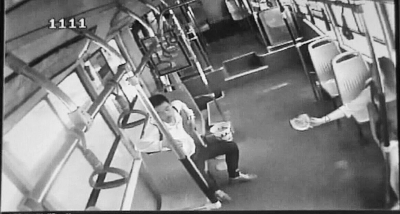 小情侶公交車上旁若無人吃西瓜，弄臟車廂環(huán)境引不滿。