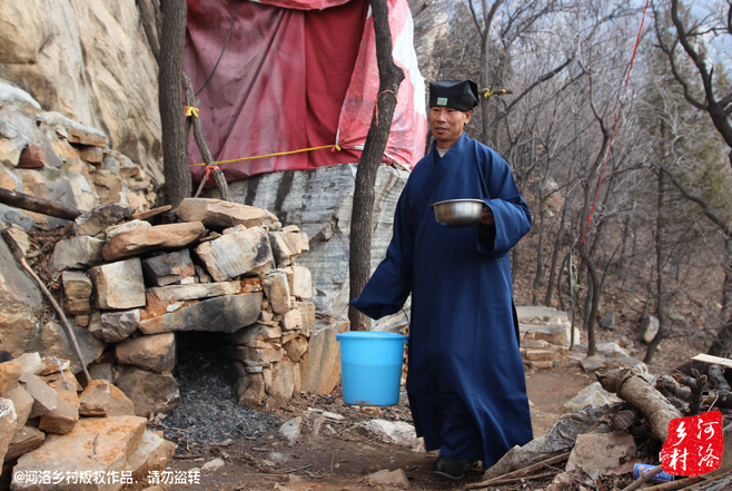 崔道長原籍東北，兩年前還只是一個普通的農(nóng)民工，領著交往了半年的女朋友，住進了工棚。工棚里人員復雜，一次偶然的機會，他發(fā)現(xiàn)女朋友似乎和工頭有染，求證的過程中，挨了揍。