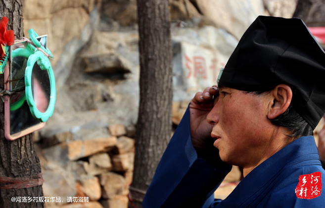 在一個下著雨的傍晚，他的行李被兩個五大三粗的壯漢，扔出了工棚。他于是一路南下，沿路打聽著少林寺，來到登封，打算學得一兩手功夫，回去報仇。在少林寺附近徘徊數(shù)日，因無人引薦，花光了身上所有的錢，也沒能進入少林寺。