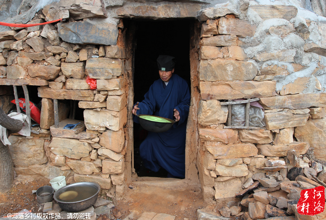 老崔走投無路中，跟著一個在嵩山后山修行的道士上了山，找了個半山腰前人堆砌出來的石屋安身。