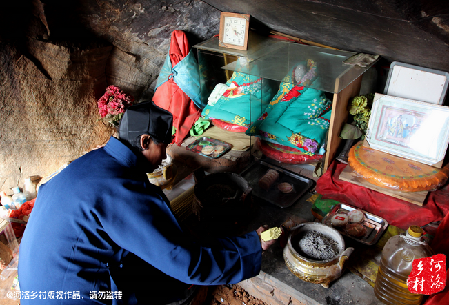 山上很少見到陌生人，所有的出家人也都有自己的生活。誦經(jīng)焚香，成了老崔的日常。