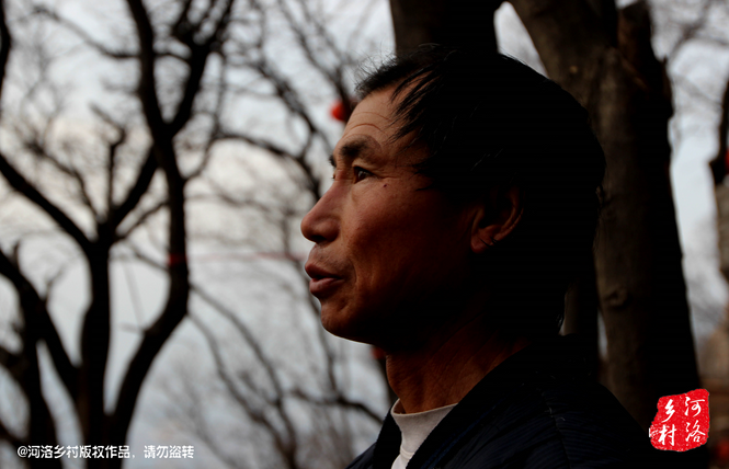 不過老崔對鄰居卻有著十分的不屑，平日里他們的生活，主要是自己種植的蔬菜和野菜，偶爾有山下香客的供奉。而鄰居卻經(jīng)常揀一些驢友丟棄的物品，飲料瓶，塑料紙，或者其它的物品。