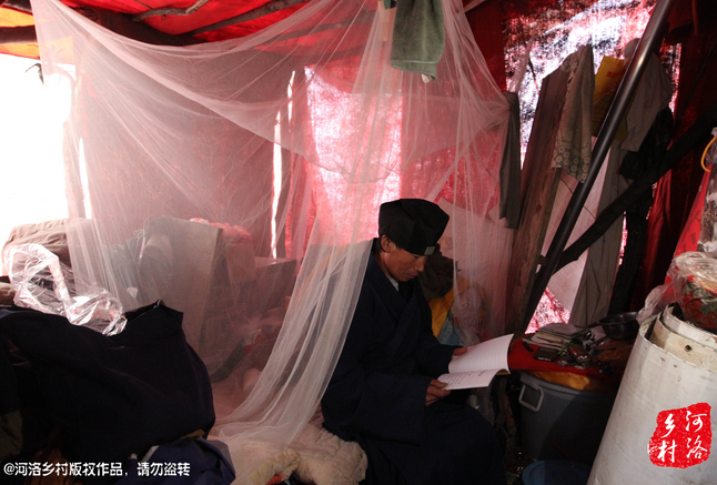 鄰居因為力氣大，弄壞了他幾根肋骨，他要求鄰居一萬塊錢賠償，經(jīng)有關部門協(xié)調(diào)，最終以八千塊錢了結(jié)。老崔理直氣壯的說：這不是對我的賠償，這是褻瀆女媧娘娘的懲罰。