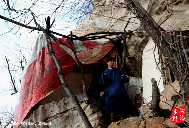 那個打斷老崔肋骨的道友搬走了，此刻半山腰只剩下老崔一個人，除了山下的香客，也只有偶爾登山的驢友路過。老崔一副面帶微笑的慈祥模樣，也贏得香客好感，有山下香客邀請他春節(jié)下山過年，老崔有些糾結(jié)，對于香客的邀請，是去還是不去呢？
