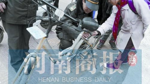 共享單車(chē)噴漆 “小黃” 被改成私人“小灰”