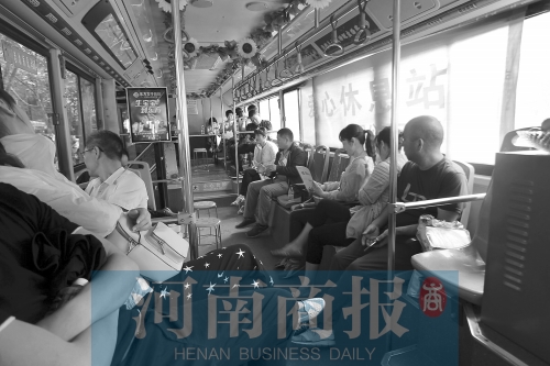 高考家長坐公交“討彩頭” 網(wǎng)友提醒：“別坐985路” 為啥？