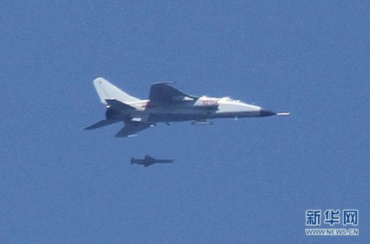 資料圖：中國飛豹戰(zhàn)機發(fā)射導(dǎo)彈，精確打擊海上目標(biāo)。