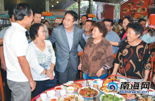 1月1日，省委書記、省人大常委會主任羅保銘在三亞調(diào)研。圖為在三亞春園海鮮大排檔，羅保銘來到用餐的游客中間，了解他們在三亞的旅游感受，并認(rèn)真聽取大家的意見和建議。本報記者 王凱 攝