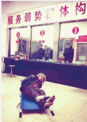1月7日23點(diǎn)50分，長沙市救助管理站大廳，一名老年流浪者躺在擔(dān)架上，無助地看著記者。