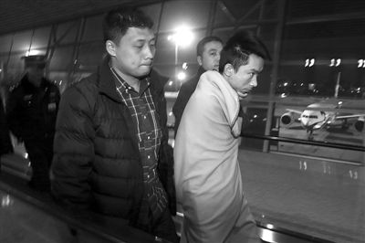 昨日，首都機場，跨國綁架勒索團伙首犯中國籍男子奚某被押解回國。新京報記者 尹亞飛 攝