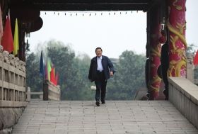 2008年10月30日清晨，吳仁寶在村中散步時從華西金塔門前走過。圖/新華社