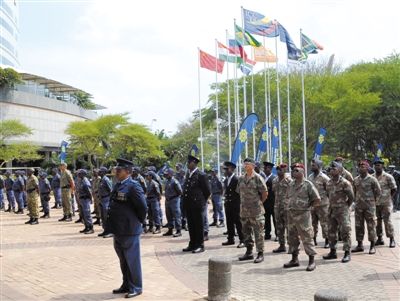 3月23日，南非警員參加德班峰會(huì)安保動(dòng)員會(huì)。為確保峰會(huì)安全，南非政府從全國(guó)抽調(diào)3000名警察加強(qiáng)安保。 新華社發(fā)