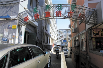 昨日，從事活禽宰殺的許某確認(rèn)為感染H7N9禽流感確診病例，其所工作的南京江寧區(qū)東新農(nóng)貿(mào)市場(chǎng)仍正常營(yíng)業(yè)