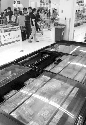 新街口某超市羊肉卷柜臺(tái)無(wú)人問(wèn)津。