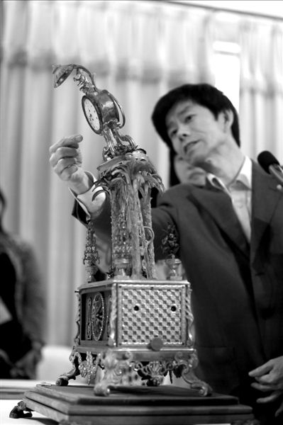 昨天，故宮文物修復(fù)專(zhuān)家向記者介紹“人打鐘”的損壞情況。圖/CFP