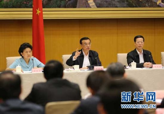 　5月13日，國務(wù)院召開全國電視電話會議，動員部署國務(wù)院機(jī)構(gòu)職能轉(zhuǎn)變工作。中共中央政治局常委、國務(wù)院總理李克強(qiáng)發(fā)表講話。 新華社記者劉衛(wèi)兵 攝