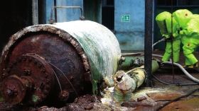 5月19日，中鹽湖南株洲化工集團(tuán)有限公司廠區(qū)，消防戰(zhàn)士穿著重型防化服對(duì)泄漏點(diǎn)及周圍進(jìn)行處置。圖/讀者高先生