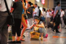 5月26日，武廣高鐵長沙南站，因?yàn)楦哞F設(shè)備故障，滯留了大量旅客。圖/記者李坤