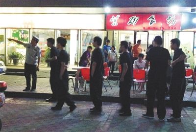 6月13日晚10點(diǎn)，朝陽區(qū)國美第一城附近，一名城管隊(duì)員帶領(lǐng)一隊(duì)協(xié)管例行巡查街邊大排檔。新京報(bào)記者 尹亞飛 攝