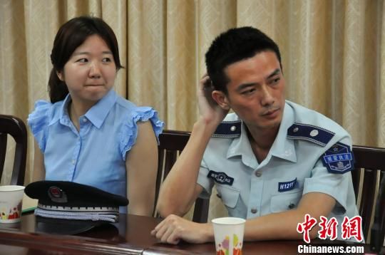 圖為參與“體驗式執(zhí)法”的兩名城管隊員?！埱邸z