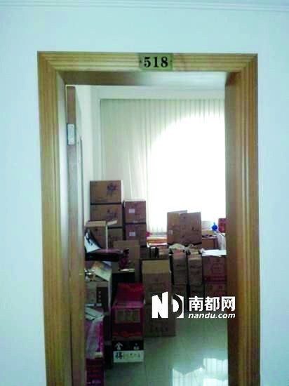 　江蘇靖江市工商局餐廳倉(cāng)庫(kù)里被爆堆滿了高檔酒。