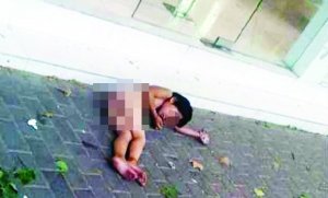 大熱天，小女孩赤身躺在馬路上