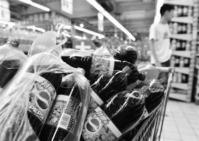 昨日，浙江省杭州市，在一家超市里拍攝到的百事可樂。近日，百事可樂再次遭遇“致癌風(fēng)波”。圖/CFP