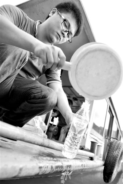 昨日，合面獅段水域，工作人員在取水檢測。據(jù)新華社