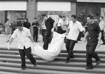 昨日,朝陽(yáng)區(qū)青年路大悅城東側(cè),一男子持刀行兇致兩人死亡。經(jīng)初步審查,嫌疑人自稱孝某(男,27歲,山東省沂水縣人),有精神病。目前,北京警方正聯(lián)系兩名受害人的親友。新華社發(fā)