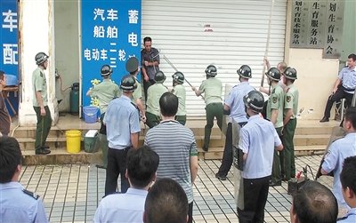 昨日，警方趕到現(xiàn)場制服嫌疑人何某。