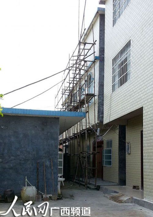 何某某的家門緊鎖，23日晚家人連夜搬家，現(xiàn)在去向不明