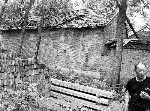 嫌疑人父母時常外出反映問題，家里的房子已破爛不堪。