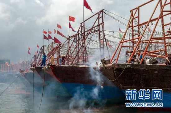 2013年8月1日 南海開(kāi)漁日 臨高迎新港 8月1日，海南省臨高縣漁民在船上鳴放鞭炮慶祝武蓮港開(kāi)港。