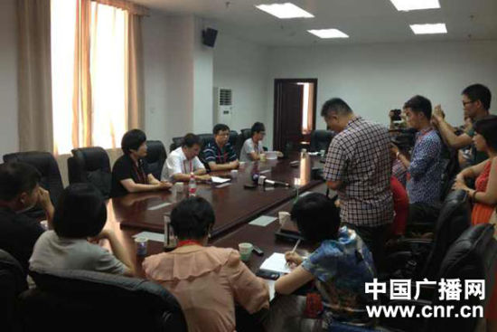 試卷原件展示前向媒體說明情況，并要求媒體不能拍照或攝像