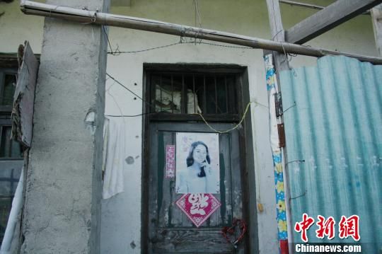 圖為嫌犯租住的民房，當(dāng)天受害人即攀在門上的窗口對外呼救。 吳佳蔚 攝