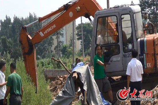 陳寶成手持自制刀斧守在挖掘機旁阻止便衣民警靠前。（視頻截圖）