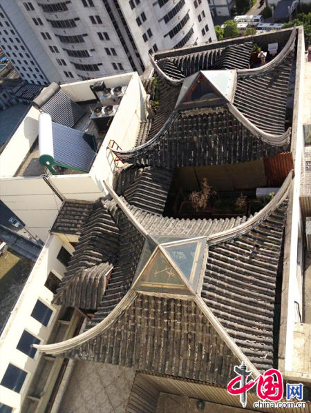 2013年8月14日，江蘇蘇州蘇州市三香大廈高樓18層樓頂東側(cè)陽(yáng)臺(tái)上的“蘇州園林”式別墅，兩座涼亭和兩道回廊，飛檐翹角，一派蘇州園林的氣勢(shì)。中國(guó)網(wǎng)圖片庫(kù)李俊鋒攝影