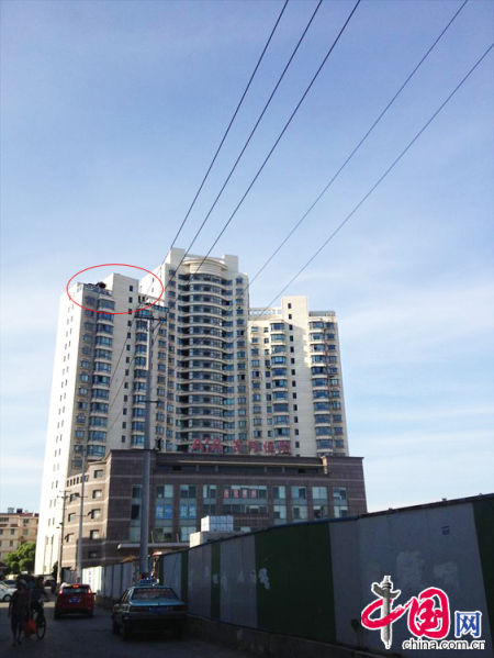 2013年8月14日，江蘇蘇州蘇州市三香大廈高樓18層樓頂東側(cè)陽(yáng)臺(tái)上的“蘇州園林”式別墅，兩座涼亭和兩道回廊，飛檐翹角，一派蘇州園林的氣勢(shì)。中國(guó)網(wǎng)圖片庫(kù)李俊鋒攝影