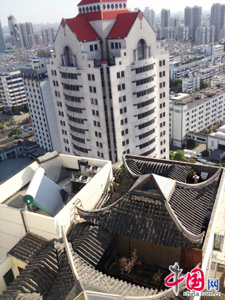 2013年8月14日，江蘇蘇州蘇州市三香大廈高樓18層樓頂東側(cè)陽(yáng)臺(tái)上的“蘇州園林”式別墅，兩座涼亭和兩道回廊，飛檐翹角，一派蘇州園林的氣勢(shì)。中國(guó)網(wǎng)圖片庫(kù)李俊鋒攝影