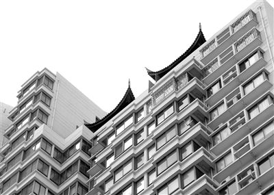 從三香大廈樓下能看見(jiàn)“空中園林”的亭檐一角。