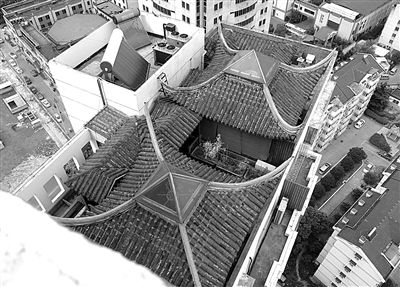 前日，從三香大廈另一單元樓頂俯拍“空中園林”。