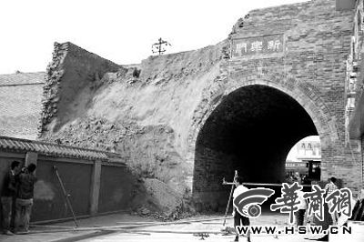 昨日上午9時左右，工人在倒塌處重新裝上護(hù)欄。實習(xí)記者 楊虎元 攝