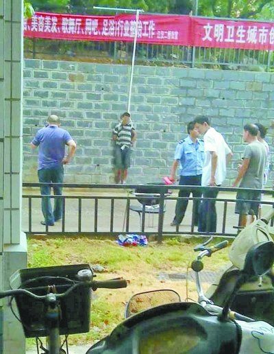 小偷被五花大綁捆在小區(qū)門前的墻壁上示眾。 網(wǎng)友羅先生 攝