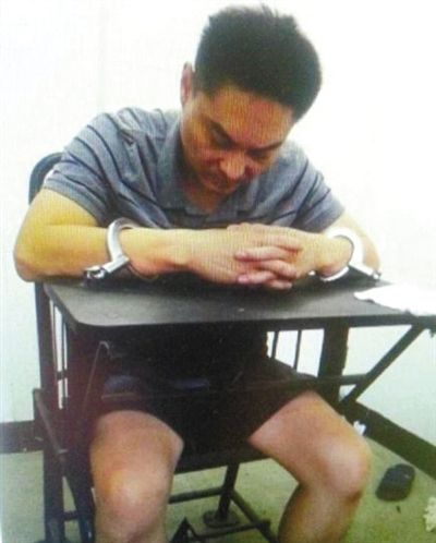 韓磊被控制時(shí)接受警方訊問(wèn)。本組圖片為視頻截圖