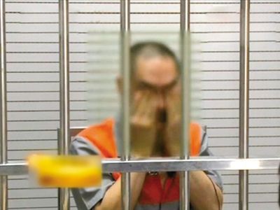 韓磊掩面哭泣。