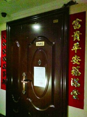 拆除公告昨天仍貼在2605號(hào)大門(mén)上。