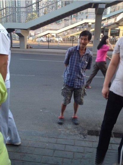 搶嬰男子站在一旁。