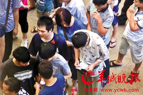 挎腰包的“黃?！狈职l(fā)一輪“任務(wù)”后，自己也開(kāi)始整理“炒號(hào)”簽條