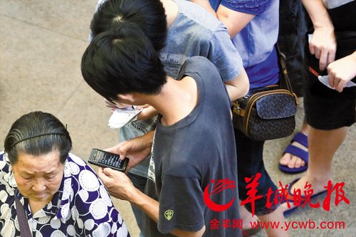 排隊(duì)的“黃?！备魇謭?zhí)一疊白紙，上面寫(xiě)好了要掛號(hào)的人的信息，包括姓名、電話(huà)、要掛的科室等。穿黑白花紋衣服的老婆婆正在排隊(duì)掛號(hào)