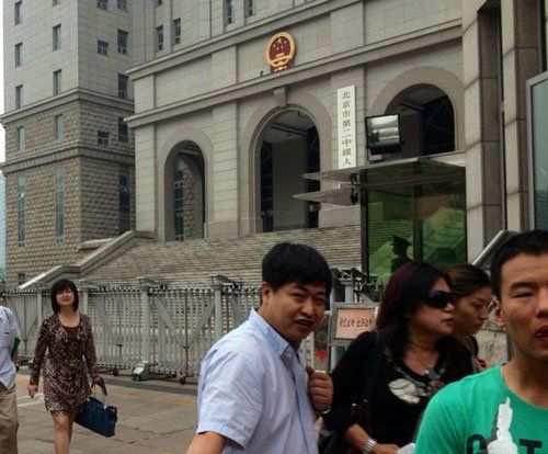 上午10：35分左右，蘇順虎律師和其家屬從法院西大門出來。